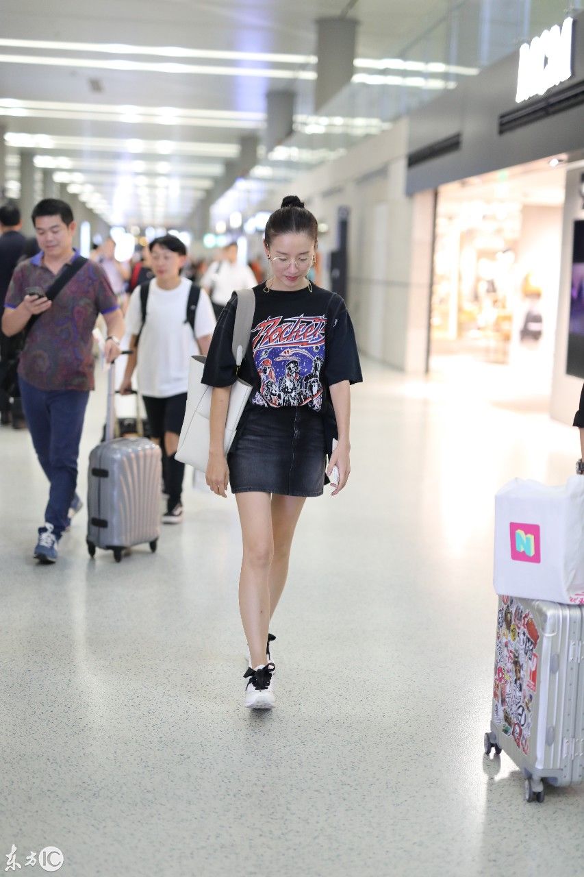 董洁丸子头性感热辣皮裤 机场秀美腿