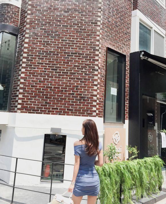 街拍 蓝色紧身裙美女，身材太好了！