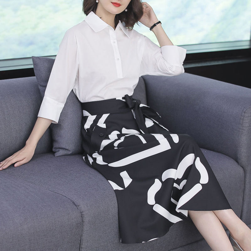 女人不会搭配简直”没法看“，终于等到时髦套装+高跟鞋，真迷人