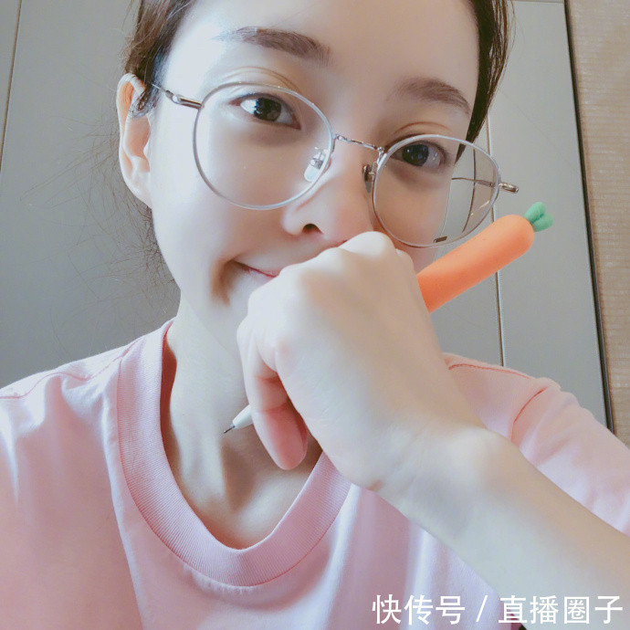 清纯少女冯提莫居家照:带上眼镜做作业了