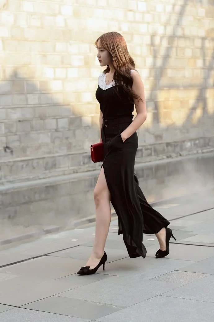 街拍：图1的美女很饱满，修长的身躯却被图5碾压了！