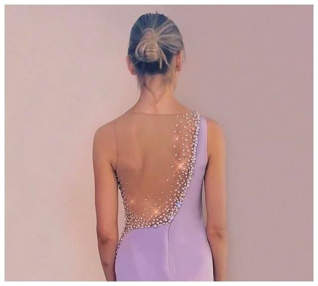 女子穿紫色礼服，花费500多万，网友吐槽：普通而廉价