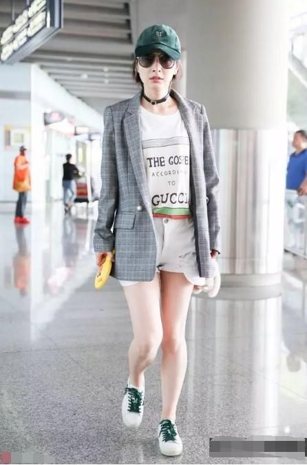 吴昕咋想的?居然穿一条土掉渣的碎花裙来走机场，尽显老气似大妈