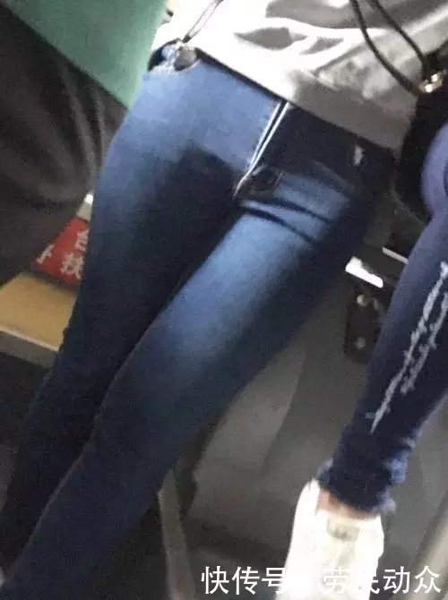 街拍：美女展示自己的曼妙，牛仔裤装点着女神的娇俏