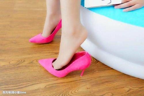 尖头细跟勾勒小腿曲线，让你的腿变瘦并发出迷人的女人味道