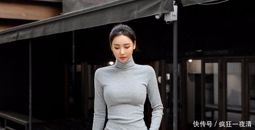 路人街拍，长相甜美的小姐姐穿紧身衣，身材前凸后翘，大长腿迷人