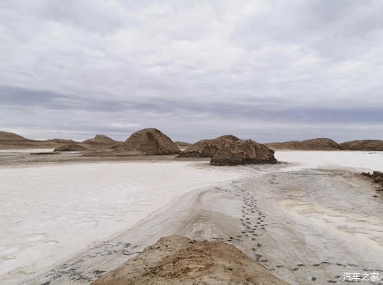 万里西游川甘青新第16天穿越大柴旦盐碱荒漠无人区游水上雅丹