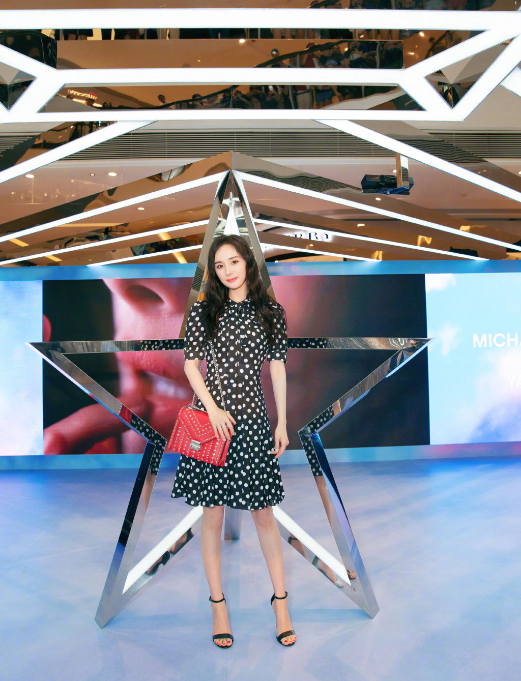 杨幂这腿还可以再吹一百年!腿细成这样估计都没人敢靠近合照吧!