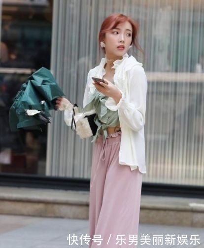  蓝色：街拍：短发美女蓝色吊带长裙，长发飘飘， 笑容甜美可爱