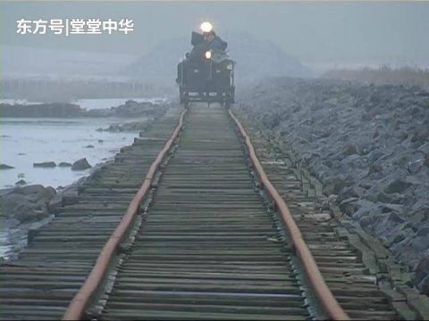 世界上最奇怪的铁路，建在海中央，火车如何做到在大海里跑？