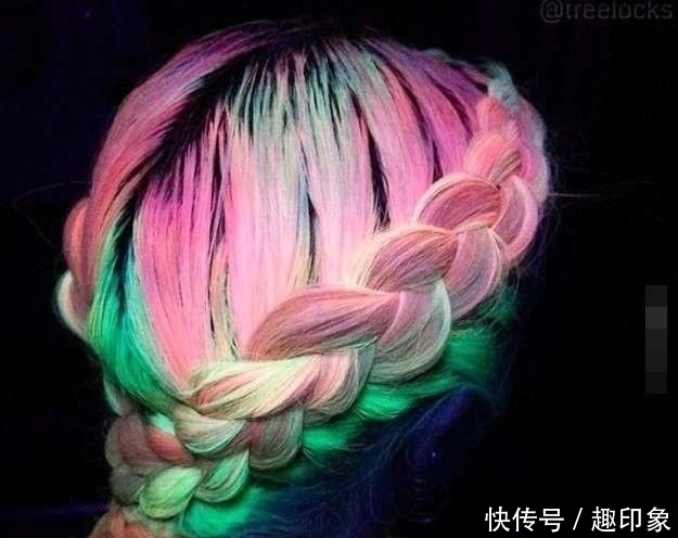 「居然」她一辈子没剪过头发,一直染发,解开头发后居然变成了这样