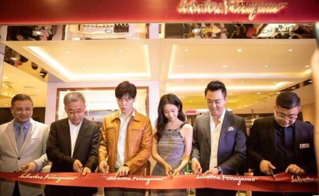 颖儿夫妇同框出席活动，双手紧握 网友：这一对肯定幸福！