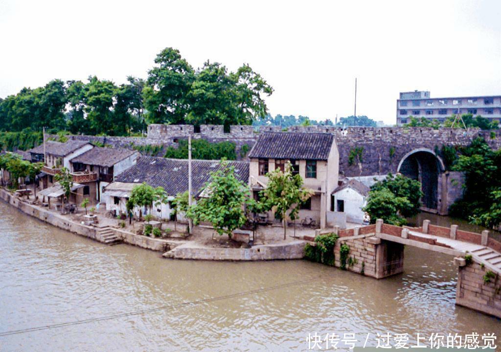  「古城」老照片： 纯真年代的珍贵图像, 生活在1984年