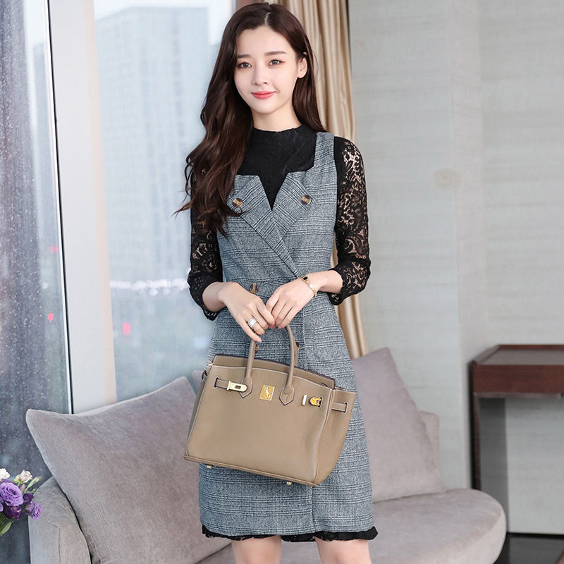 小姨33岁，从不紧身衣配短裙!只穿“小香风套装”，难怪美嫩