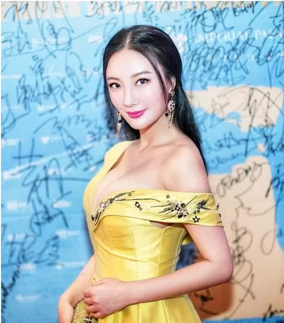 王李丹妮身材简直了，很难让人驾驭住啊，网友：这能兜得住吗！