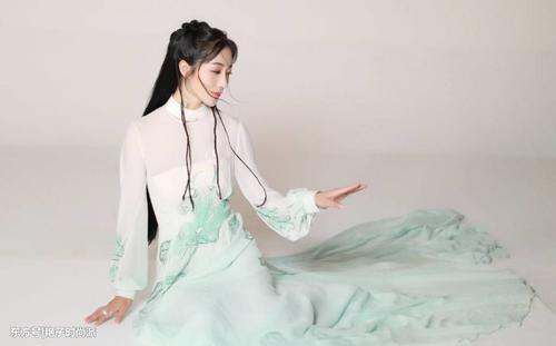 韩雪丝网上衣裹成“采蜜女”，自拍再现高科技，网友：真壕气