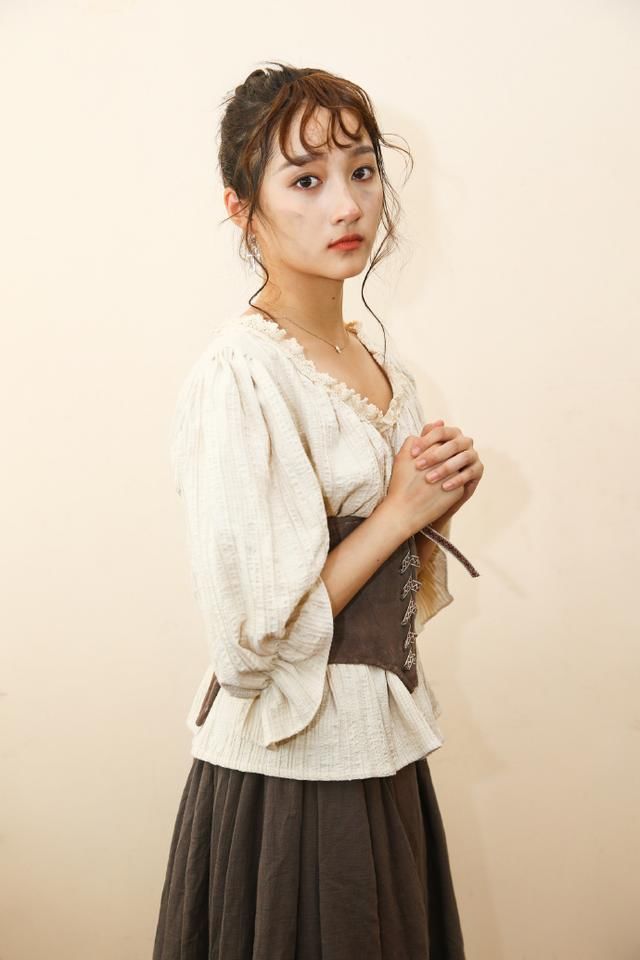 关晓彤北影期末演出，脏兮兮的脸上眼睛特别突出，刘海是真假