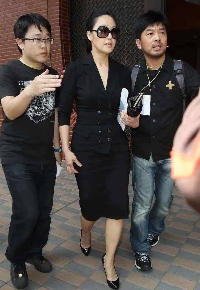  身穿■章小蕙不老女神，穿黑色裙装现身活动身穿凹凸感十足，气场全开