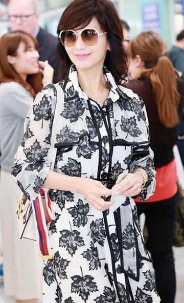 赵雅芝现机场, 一件毛衣惹争议, 网友: 女神也hold不住紧身啊!