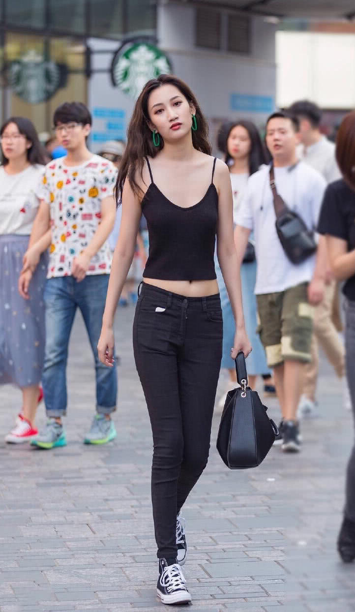 身材高挑的前台小姐姐，穿着一条修身长裤，一双大长腿显得鹤立鸡