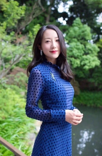 小姐姐身穿浅蓝色的上衣尽显成熟妩媚,开叉的五分裙也不能够阻挡