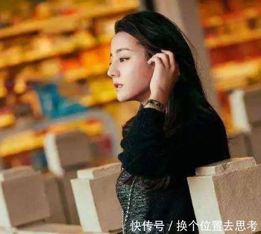 迪丽热巴与关晓彤相差6岁,同穿皮裙,气质却相差不止10岁!
