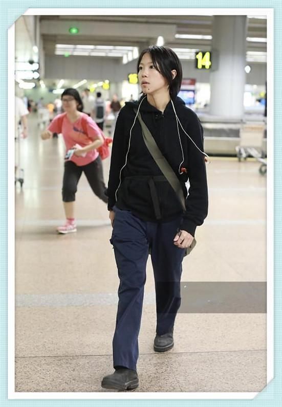 窦靖童再现机场，终于把茶缸抛弃了，可一个转身我发现我错了!