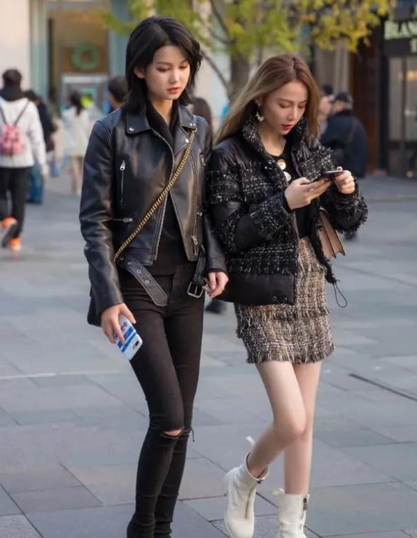  『气质』街拍：闭月羞花的美女，一件灰色一字肩拼接连衣裙，时尚气质美