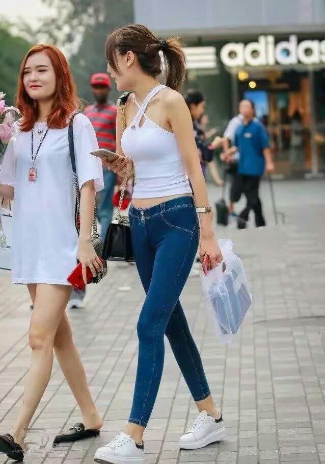 美女这样穿牛仔裤，热情四射、充满清新凉爽绝对是一款修身的利器