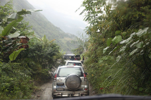 自驾霸道穿越丙察察闯西藏，悬崖边上走一遭，遭遇塌方，泥地陷车