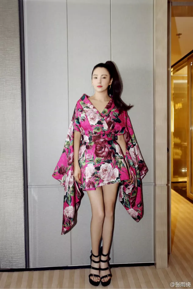 张雨绮为显身材真拼，穿小白裙亮相，网友：简直就是“腰精”