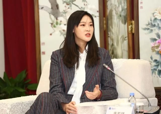  「针织开衫」惠若琪会“藏”身高，夹克配八分裤好时髦，身高192也不会高大壮