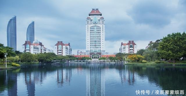 旅游厦门大学，食堂却坐满大爷大妈，网友学生该不该出借饭卡