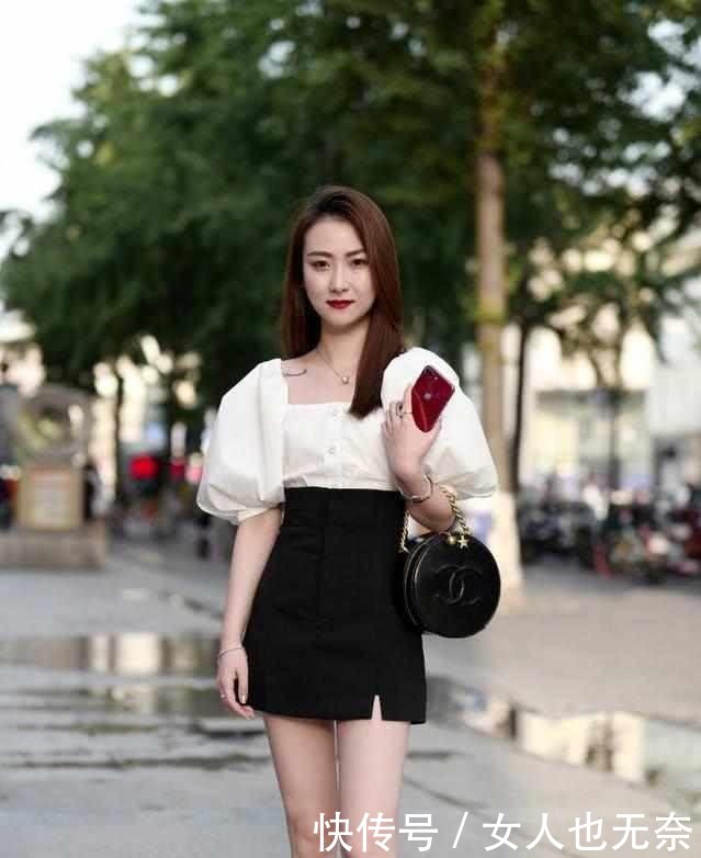 街拍穿着比较时尚性感的小姐姐，看着成熟风韵,身材高挑迷人！