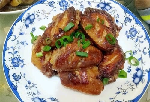  『烤箱』如果你想烤鸡翅，你不需要买。你也可以不用烤箱来做。金香脆，外焦里嫩
