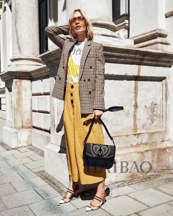 白色上装+亮色下装的三种穿搭方式，减龄显瘦正流行，贝嫂肯豆都