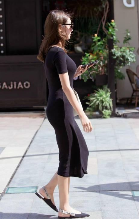 街拍；包臀裙美女性感又优雅凸显美女高贵的气质，路人看呆！