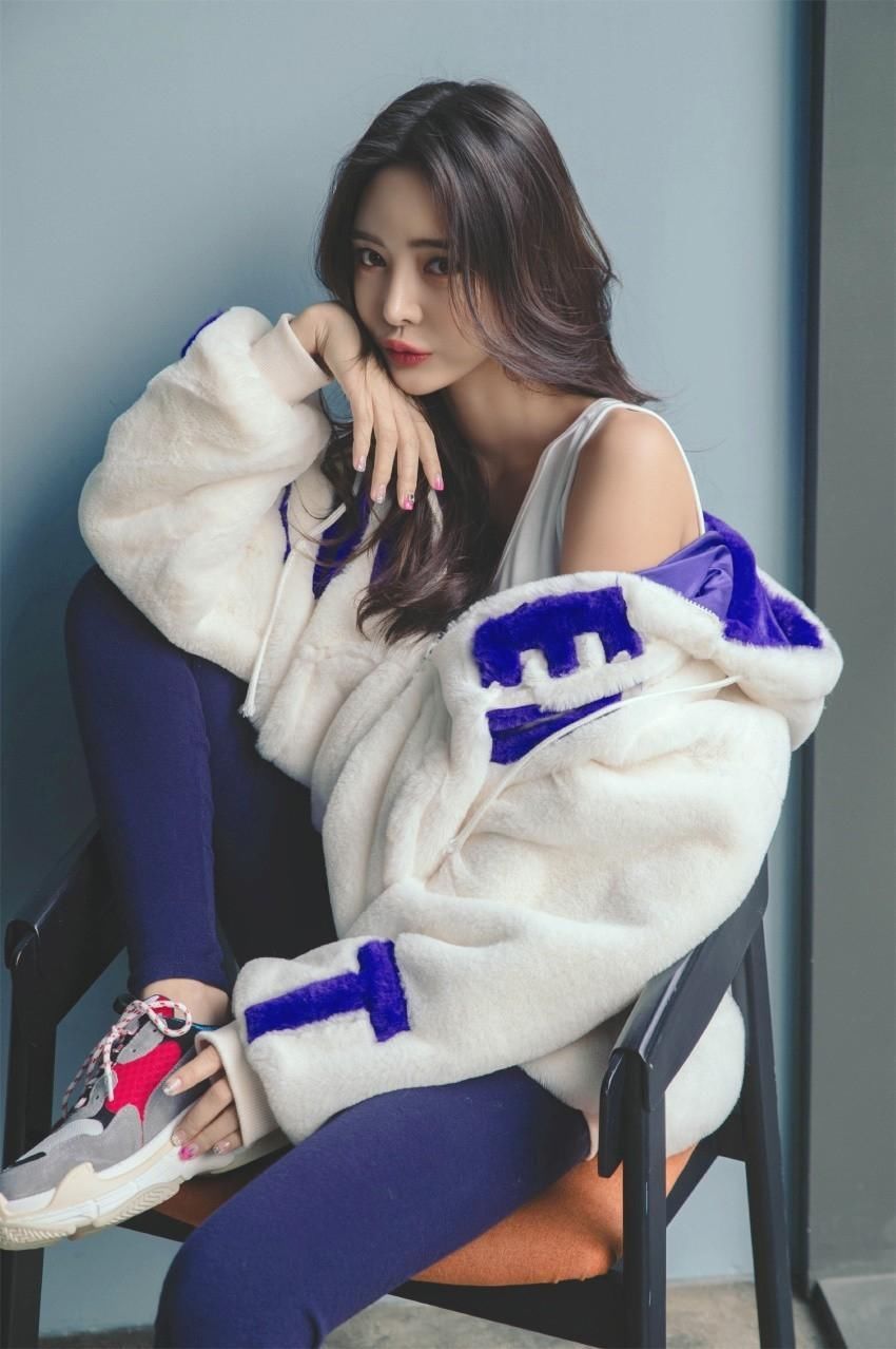 韩国美女身材高瘦长腿惹火，拍清新写真尽显性感曲线！