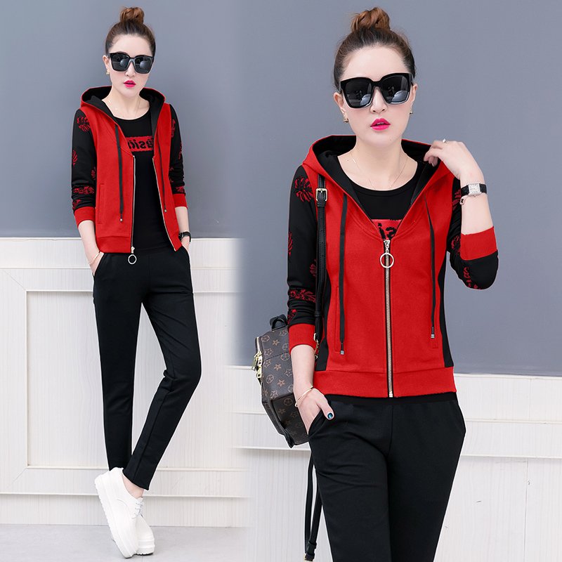 比裙子流行百倍的套装，这女人穿一个比一个惊艳，美到看不出年龄