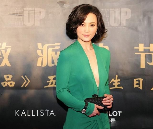 主妇蒋勤勤穿衣有一套，优雅性感，这样的女人还被嫌弃，没天理！