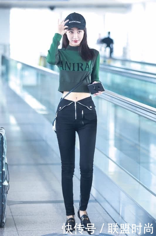 李菲儿的腿到底多细？这么窄的短裤都穿不满，网友：80斤不到吧？