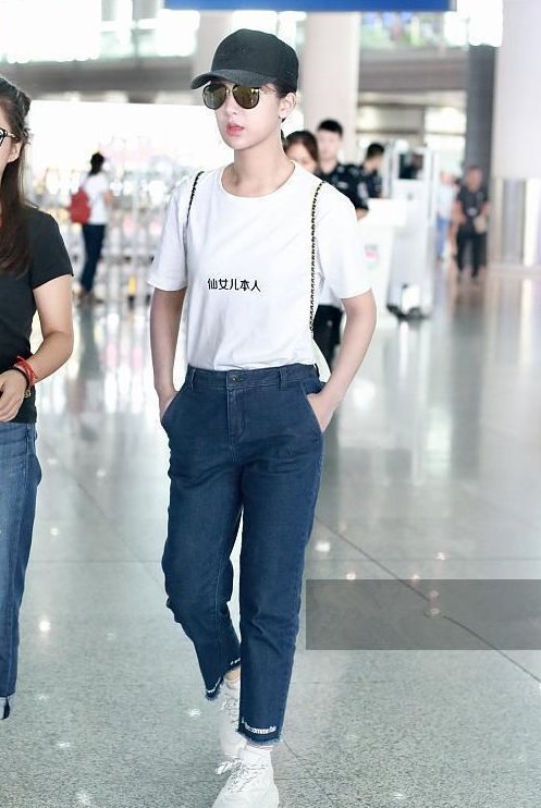 当张静初和杨紫同穿白T恤，网友直呼:身材好就是任性啊!