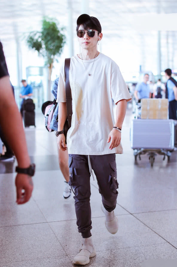 魏晨不仅不刮胡子,还把“自己”穿身上,全靠好身材撑住了!