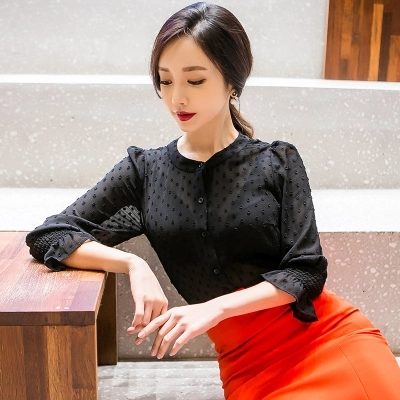 女神孙允珠，黑白斑驳圆点拓花微透轻纺衫