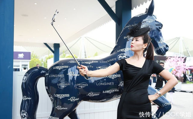 刘涛真敢穿，开衩裙惊艳全场，网友：小肚腩暴露年龄了