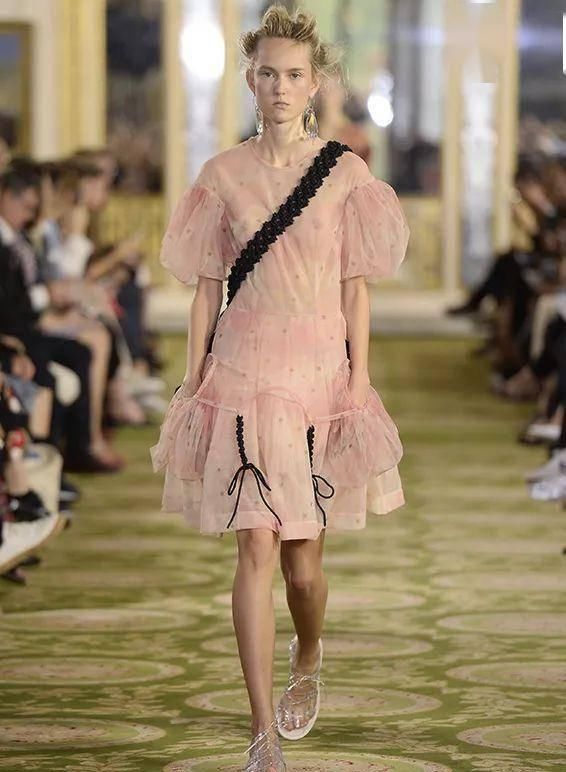  『穿着』只要穿着Simone Rocha，就可以一直做少女哦