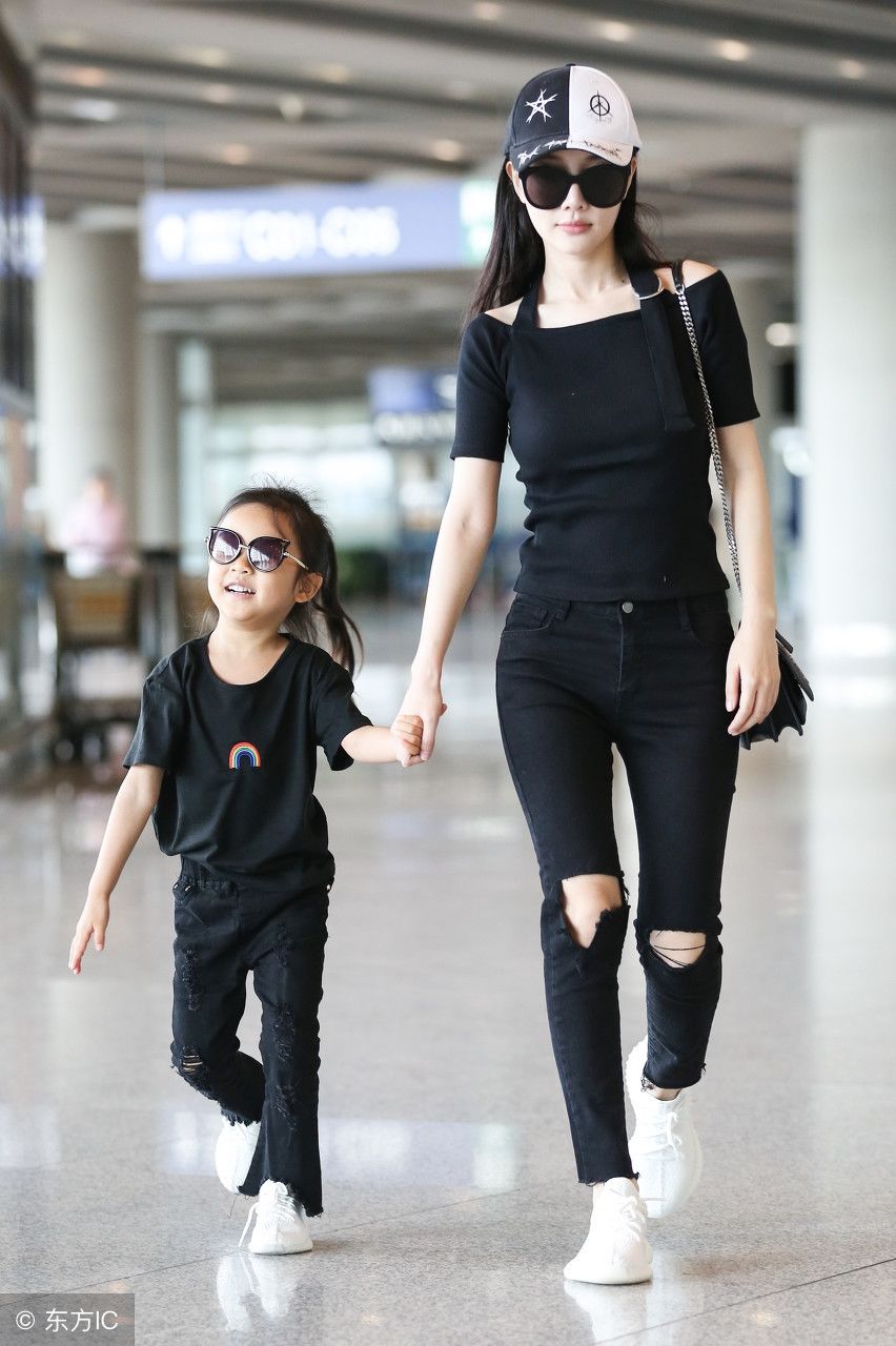 李小璐黑色眼镜破洞牛仔裤带甜馨，秒显时尚!网友:还是那么美!