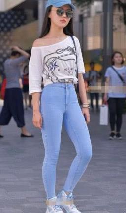 普通身材的普通修身牛仔裤搭配，不华丽却风采怡人！