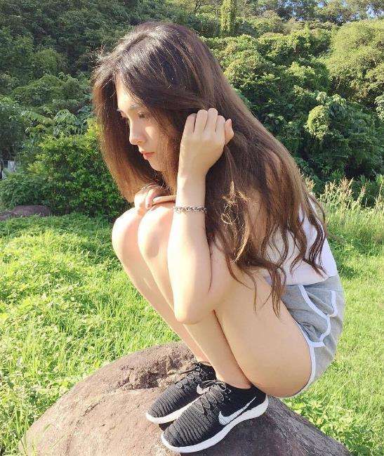 街拍: 小姐姐青春靓丽的穿着, 大秀好身材, 实在没忍住拍下来了!