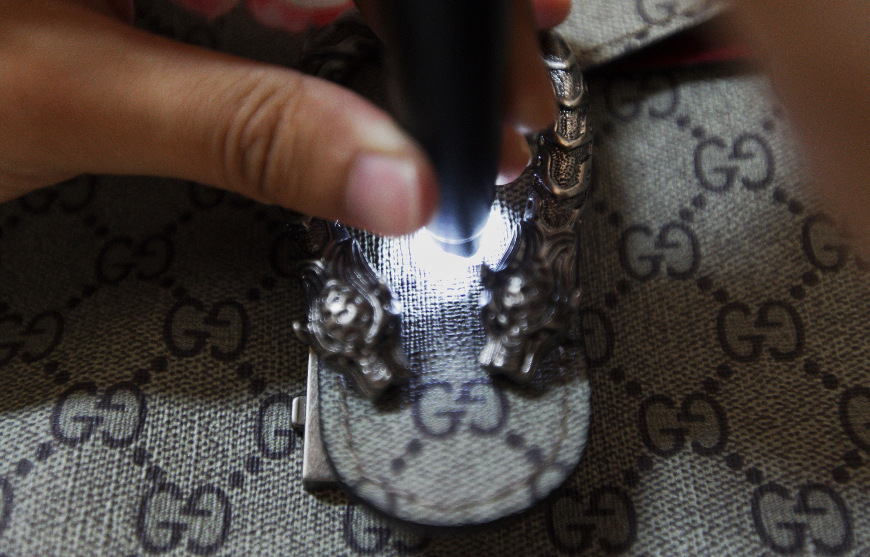 90后小伙专门鉴定奢侈品真假,宾利女携百万名